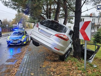 Żory: Pijany wypadł z drogi. Samochód sam wezwał służby na miejsce