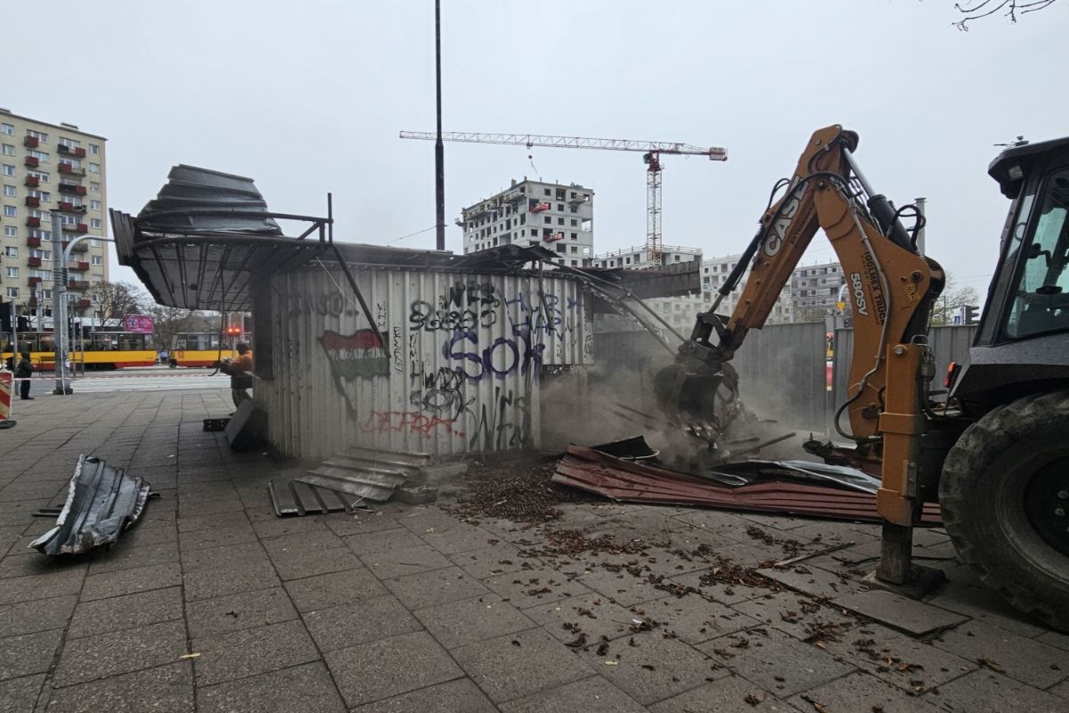 Myśleli, że kiosk jest pusty. Osłupieli, gdy przed rozbiórką zajrzeli do środka