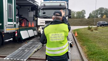 Gorzów: Niesprawne ciężarówki woziły odpady. Jedna miała dziurę w podłodze