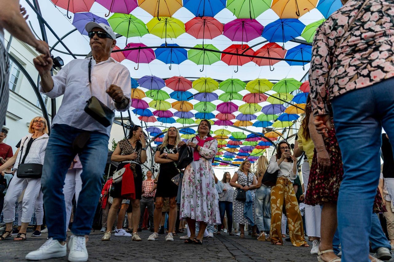Pod tymi parasolkami nie chowamy się przed deszczem. Tu się tańczy