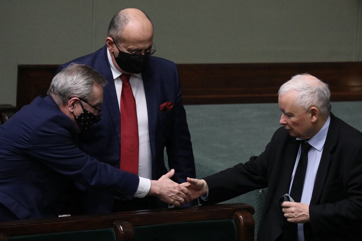 Koronawirus. Polska. Jarosław Kaczyński bez maseczki. Politycy komentują