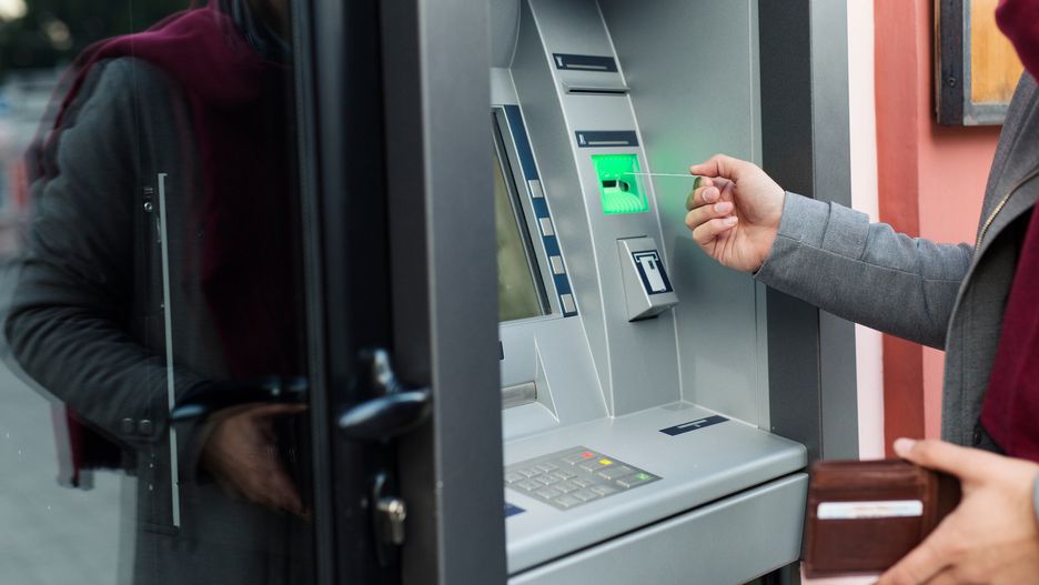 Atak na bankomat w Celestynowie. Złodzieje podłożyli ogień, pieniądze spłonęły - zdjęcie ilustracyjne