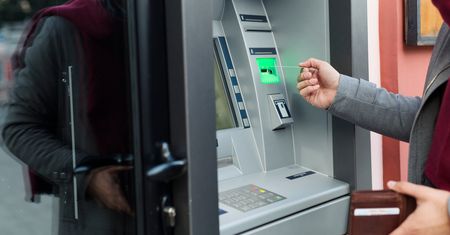 Atak na bankomat w Celestynowie. Złodzieje podłożyli ogień, pieniądze spłonęły