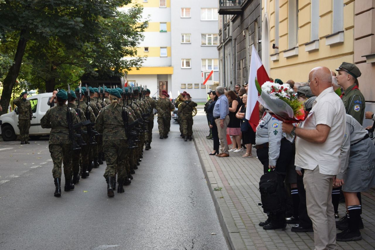 Tarnów: Przy ulicy Urszulańskiej salwa honorowa, apel poległych, kwiaty i znicze dla ofiar II wojny światowej