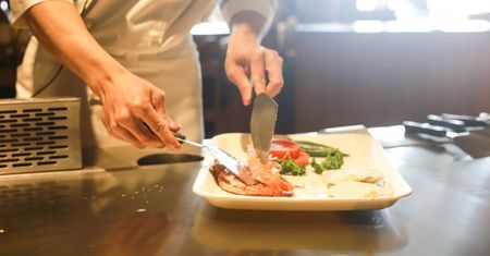 Zjadł kurczaka w restauracji. Chwilę później już nie żył