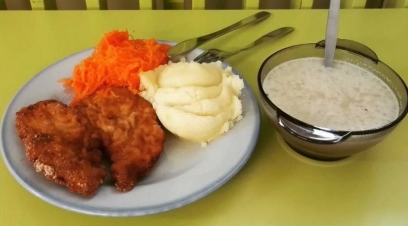 Obiad na stołówce szkolnej w Polsce, w którym dominują tradycyjne polskie potrawy
