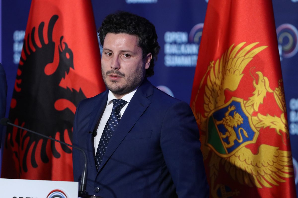 Opozycja obecnego rządu w Czarnogórze żąda parlamentarnego wotum nieufności przez niezrozumiałe działania premiera Dritana Abazovicia. 