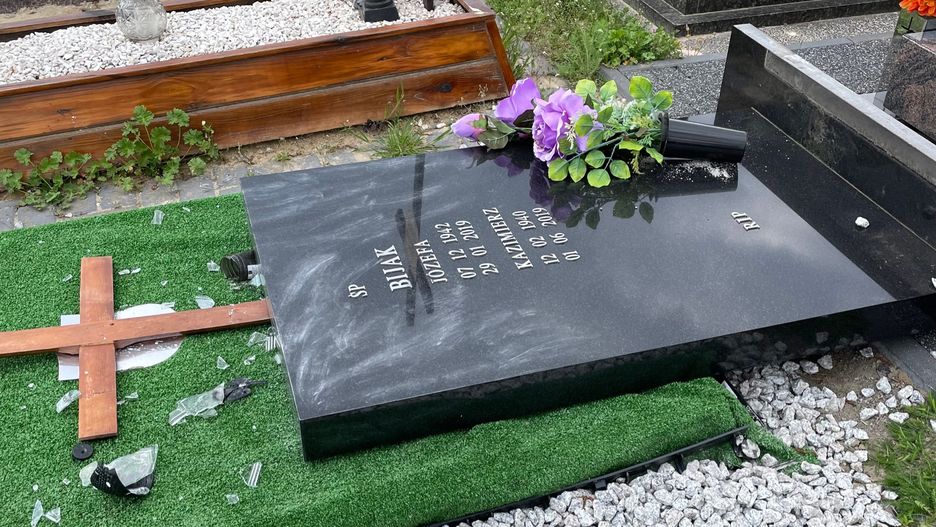 Policja szuka wandali, którzy zdewastowali cmentarz w Piekarach Śląskich