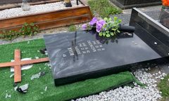 Piekary Śląskie. Wandale zdewastowali cmentarz. Kilkadziesiąt uszkodzonych nagrobków