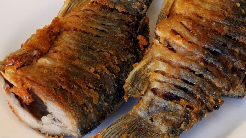 Co zrobić, gdy ość utknie w gardle? Ratownik medyczny podpowiada