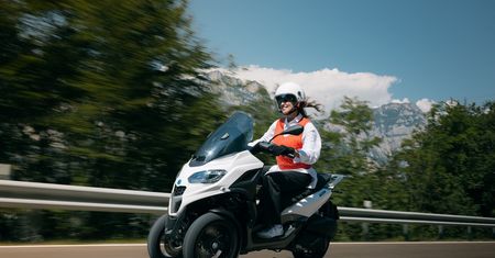Piaggio MP3 310 debiutuje z nowym silnikiem i bardziej sportowym charakterem