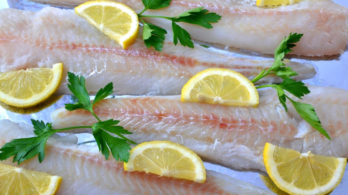 Surowe filety z ryby z cytryną