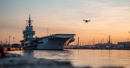 Rosyjski dron nad francuskim lotniskowcem w Malmö – Szwedzi zestrzelili intruza w ostatniej chwili