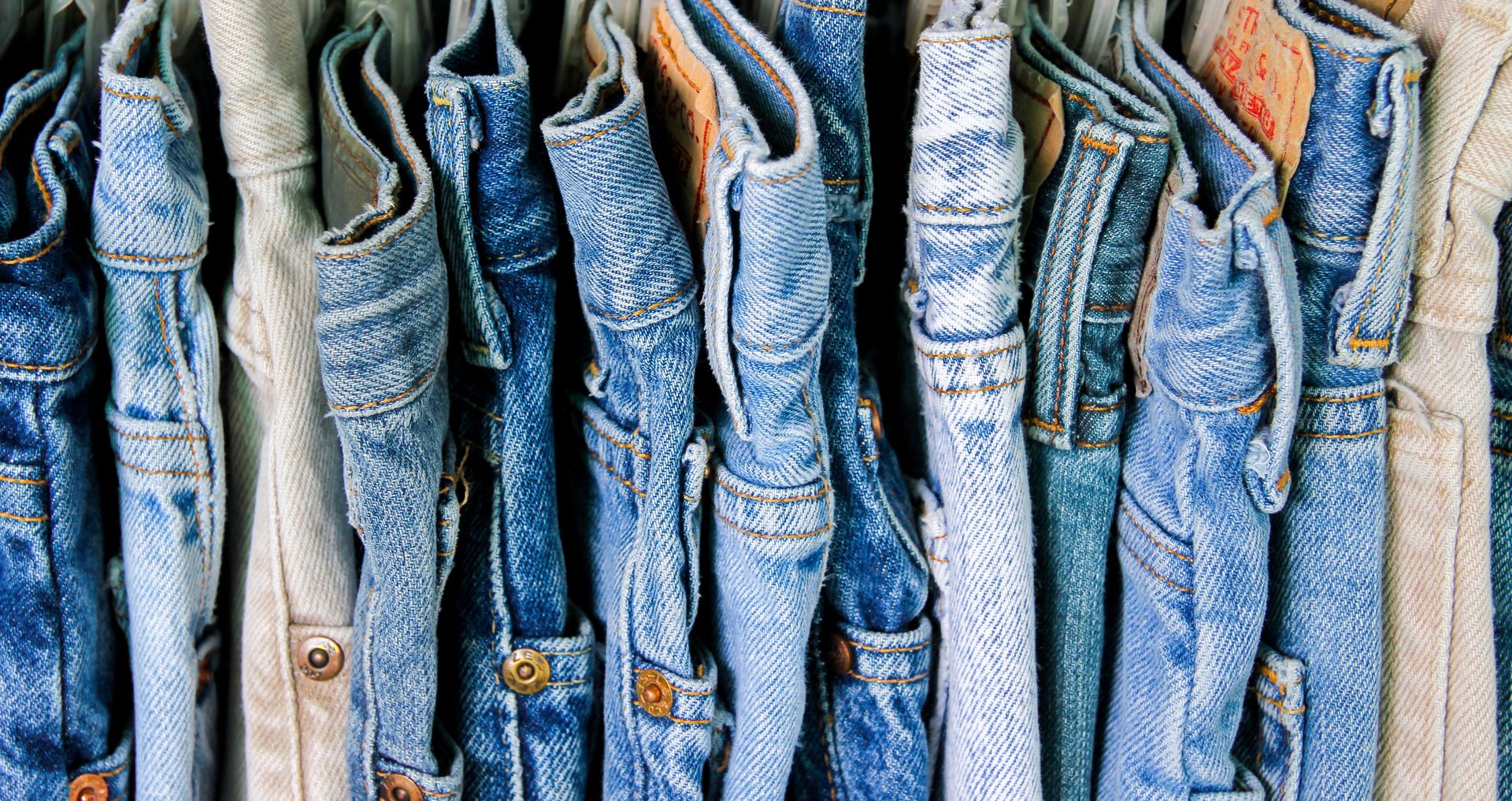 Denim na topie – jak nosić jeans w 2025 roku?