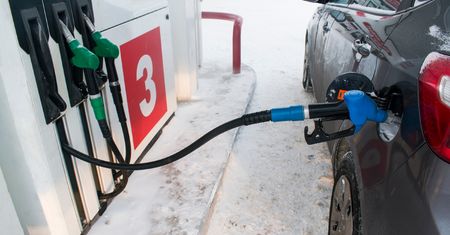Polski rząd nie wierzy w zakaz sprzedaży aut spalinowych