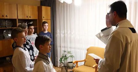 Ksiądz pójdzie na kolędę z paszportem covidowym. Biskup zdecydował