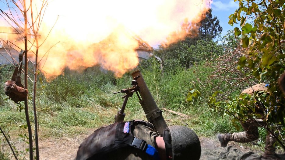 Archiwum zagraniczne East News 2023-06Ukrainian marines of the 35th Brigade fire a 120mm mortar towards Russian positions in the recently liberated village of Storozheve in the Donetsk region, on June 21, 2023, amid the Russian invasion of Ukraine. (Photo by Genya SAVILOV / AFP)GENYA SAVILOV
