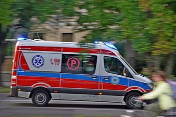 Świdnica: Śledztwo w sprawie śmierci 30-latki po udarze. Prokuratura bada zaniedbania w transporcie medycznym
