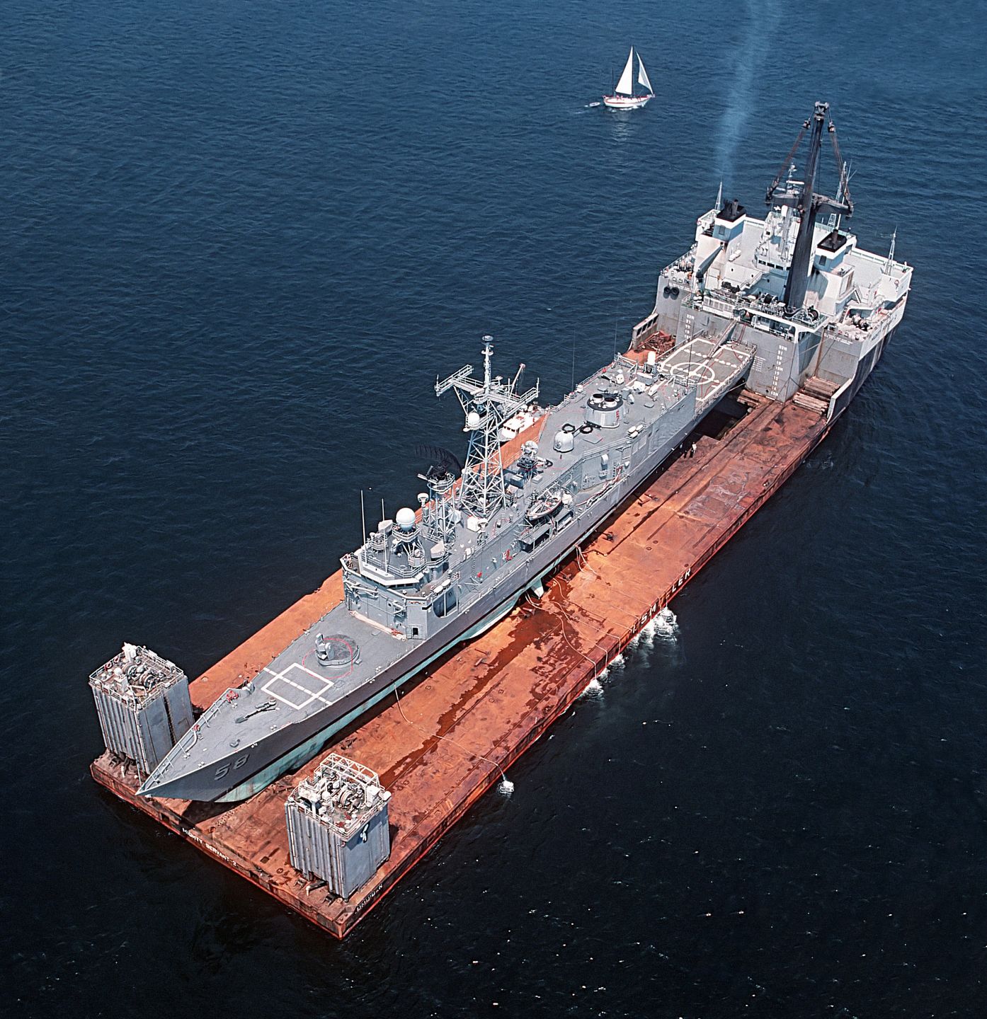 Fregata USS Samuel B. Roberts transportowana do USA