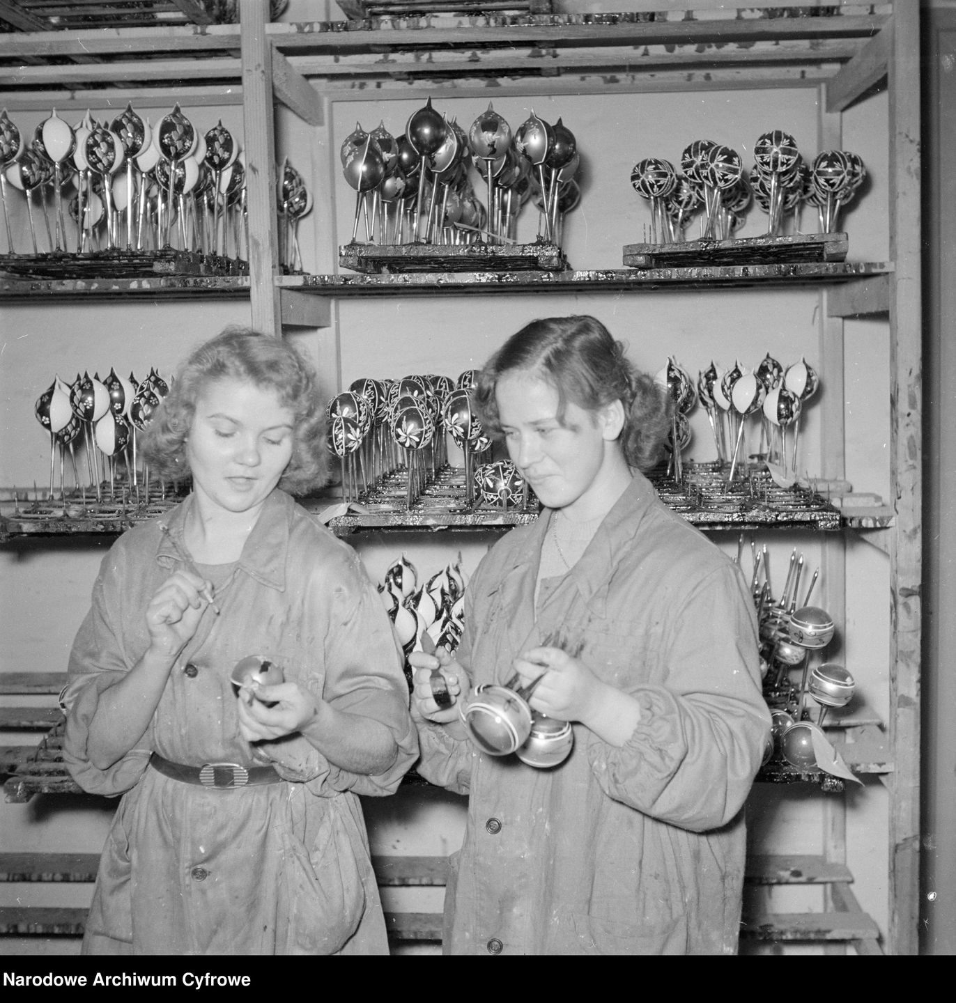 Gdańsk. Pracownice ręcznie dekorują bombki