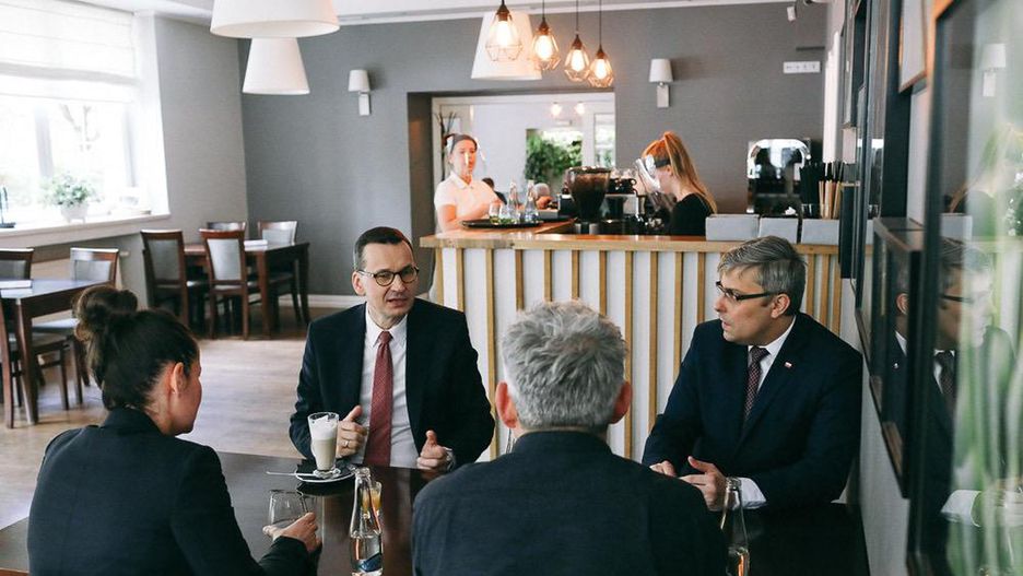 Koronawirus. Polska. Piotr Mueller o Mateuszu Morawieckim w restauracji. "Chciałbym przeprosić"