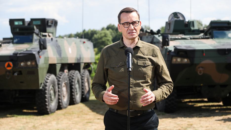 Sutno, 27.07.2023. Premier Mateusz Morawiecki podczas wizyty w Sutnie (woj. podlaskie), 27 bm. Szef rządu na konferencji prasowej nieopodal granicy polsko-białoruskiej mówił o zagrożeniu ze strony Rosji oraz perspektywie nowego większego niebezpieczeństwa, jakim jest pojawienie się na Białorusi oddziałów najemników z Grupy Wagnera. (mr) PAP/Artur Reszko