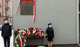 Bytom. 100. rocznica III Powstania Śląskiego. Kwiaty pod siedzibą Polskiego Komisariatu Plebiscytowego