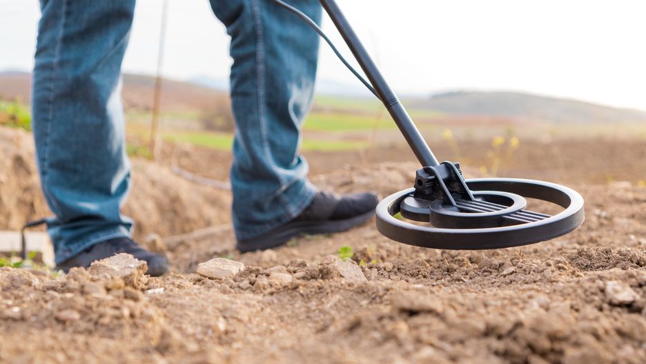 Poszukiwania za pomocą wykrywacza metali. Zdjęcie ilustracyjne
