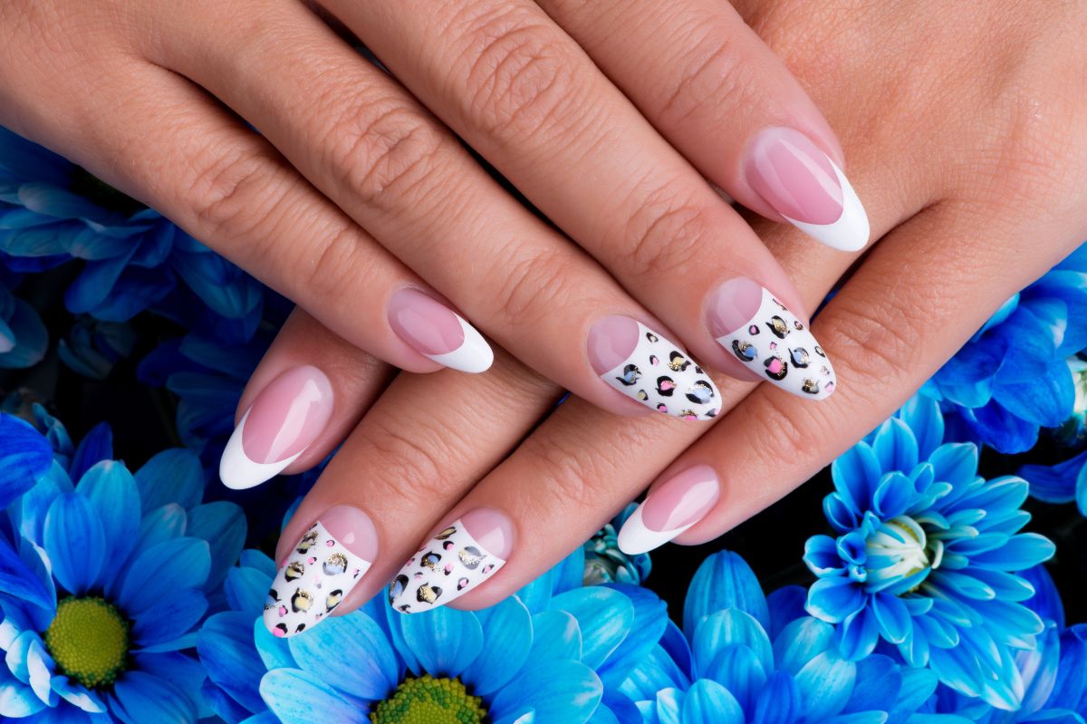 Na tych paznokciach nie widać odrostu. Genialny manicure zrobisz w domu