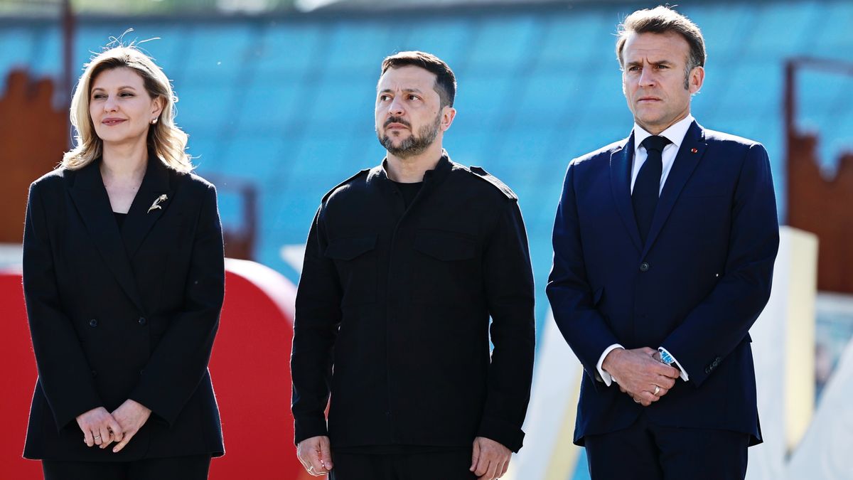 KYIV, UKRAINE - MAY 10: (L-R) First Lady of Ukraine Olena Zelenska, President of Ukraine Volodymyr Zelenskyi and President of France Emmanuel Macron pose for photo at the Maidan Nezalezhnosti on May 10, 2025 in Kyiv, Ukraine. A meeting of the "Coalition of the willing" will be held in Kyiv today to discuss a permanent ceasefire. The meeting will be attended by President of France Emmanuel Macron, British and Polish Prime Ministers Keir Starmer and Donald Tusk and new German Chancellor Friedrich Merz. (Photo by Yan Dobronosov/Global Images Ukraine via Getty Images)