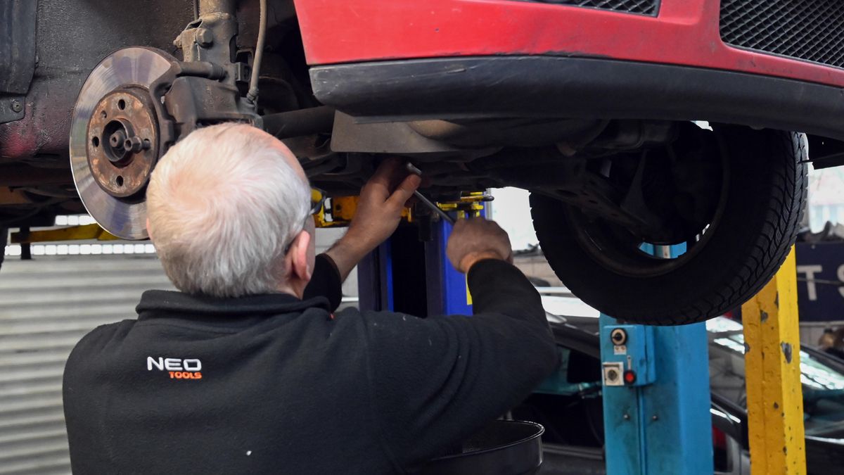 naprawa samochodu
Szczecin, 0812.2022. Warsztat samochodowy. (mb/awol) PAP/Marcin Bielecki
Marcin Bielecki
auto, mechanik, motoryzacja, naprawa, samochodowy, samoch�d mechanik mechanik samochodowyauto autonaprawa naprawa, warsztat