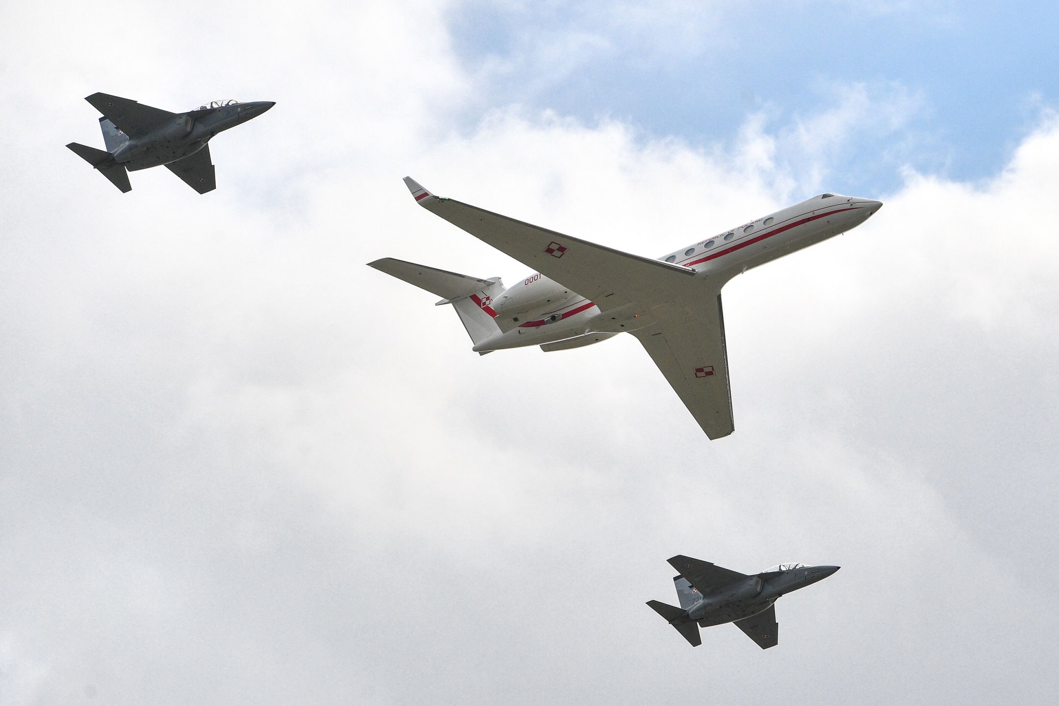 Samoloty M-34 Bielik i samolot vipowski Gulfstream G550 podczas Radom  Air Show.