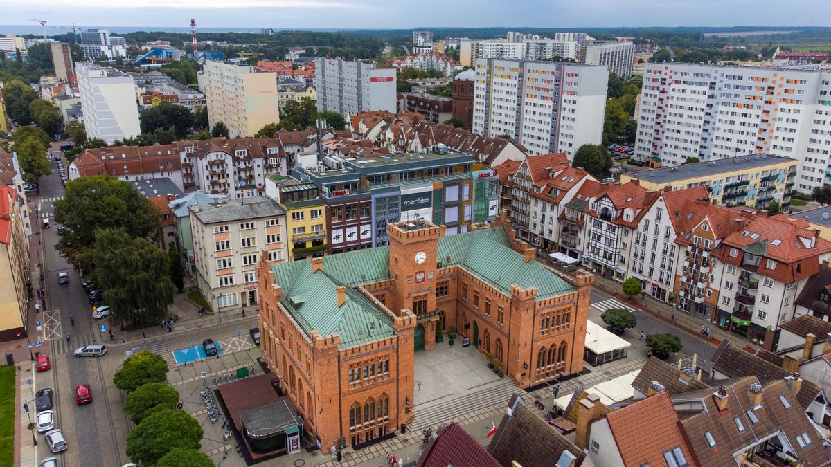 miasto, kołobrzeg, bloki, ratusz