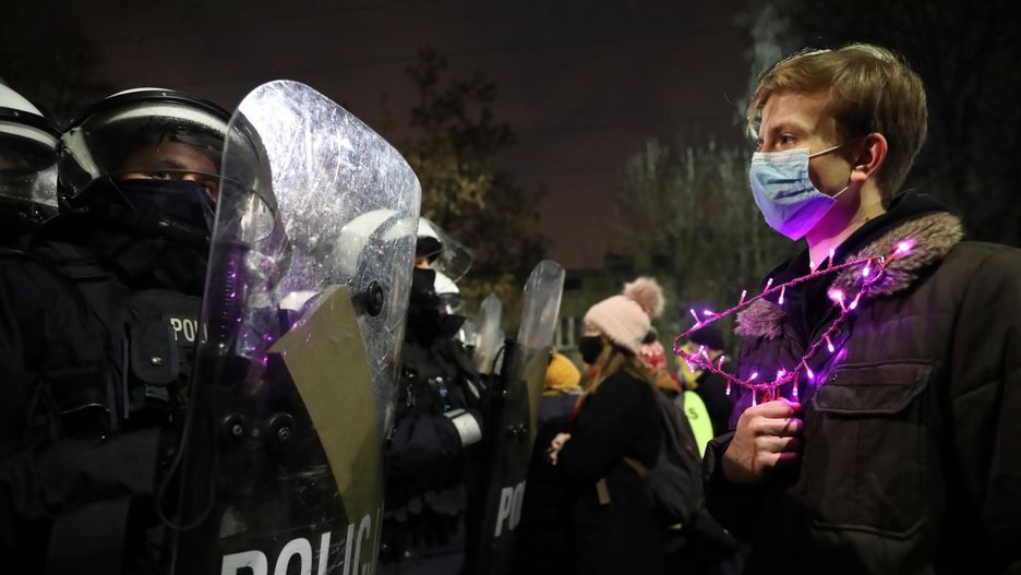 Warszawa. Demonstranci i funkcjonariusze policji podczas protestu przeciwko zaostrzeniu prawa aborcyjnego w nocy z 29 na 30 stycznia.