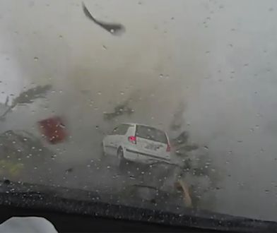 Podróż przez środek trąby powietrznej. Wideo zapiera dech w piersiach