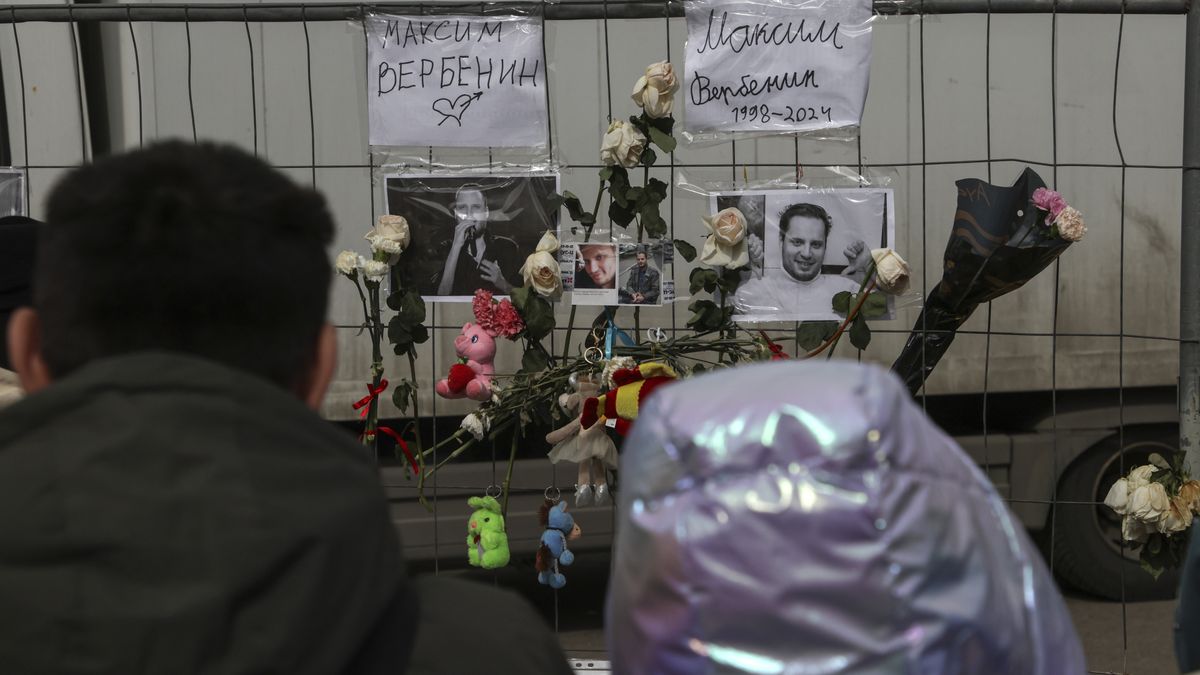 Russian people mourn near the Crocus City Hall concert venue, eight days after a terrorist attack in Krasnogorsk, outside Moscow, Russia, 30 March 2024. At least 144 people were killed and more than 100 were hospitalized after a group of gunmen attacked the concert hall in the Moscow region on 22 March evening, Russian officials said. Eleven suspects, including all four gunmen directly involved in the terrorist attack, have been detained, according to Russian authorities. EPA/SERGEI ILNITSKY Dostawca: PAP/EPA.
