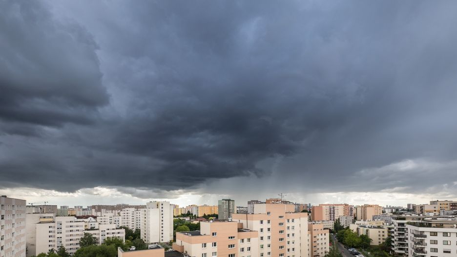 Warszawa. Uważajmy na ulewne deszcze i gwałtowne burze.