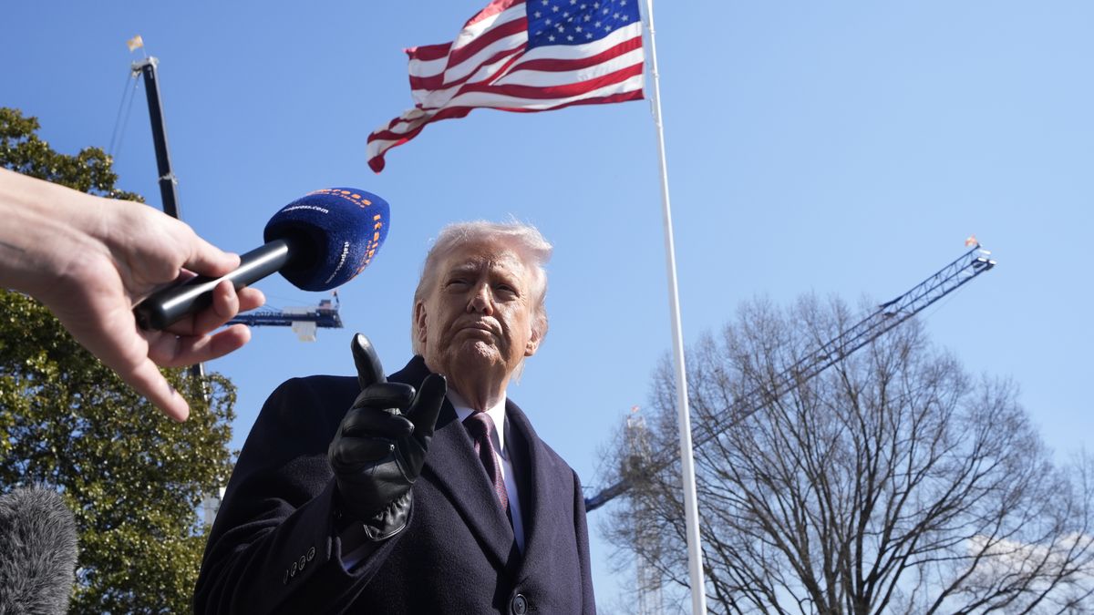 US President Donald Trump speaks to the members of the media on the South Lawn of the White House before boarding Marine One helicopter en route Corpus Christi, Texas and Palm Beach, Florida, in Washington, DC, USA, 27 February 2026. EPA/YURI GRIPAS / POOL Dostawca: PAP/EPA.