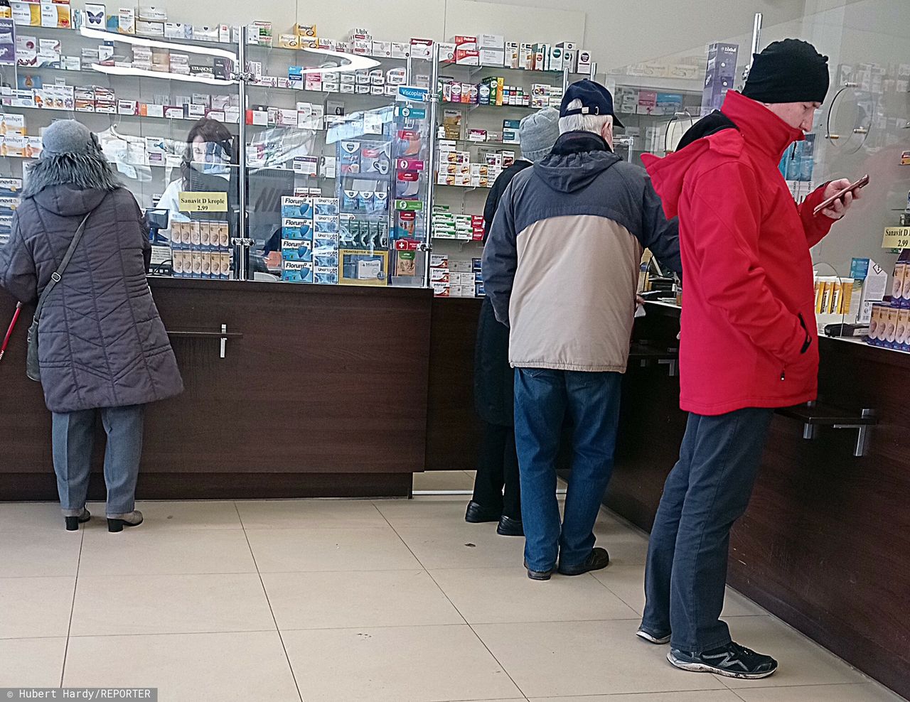 Leki na Covid-19 znikają z aptek. Czesi zabezpieczają zapasy