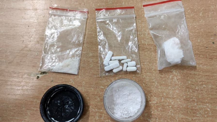 Warszawa. Narkotyki wyrzucił przez okno samochodu