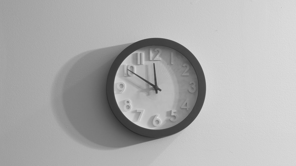 zegar; zegar ścienny; zmiana czasu