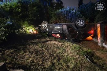 Wypadek w Żorach. Staranował ogrodzenie i wylądował na drzewie