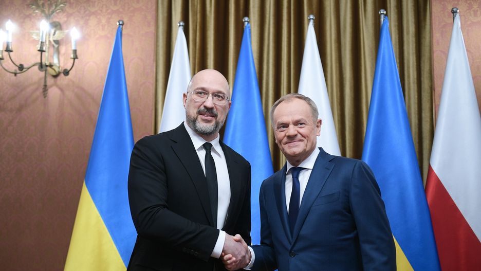 Warszawa, 28.03.2024. Premier Polski Donald Tusk (P) oraz premier Ukrainy Denys Szmyhal (L) przed spotkaniem w KPRM w Warszawie, 28 bm. W KPRM odbędą się polsko-ukraińskie konsultacje międzyrządowe, które będą dotyczyć, prócz kwestii rolnictwa, także współpracy przemysłów zbrojeniowych, kwestii kultury i przesyłu energii. (mr) PAP/Marcin Obara