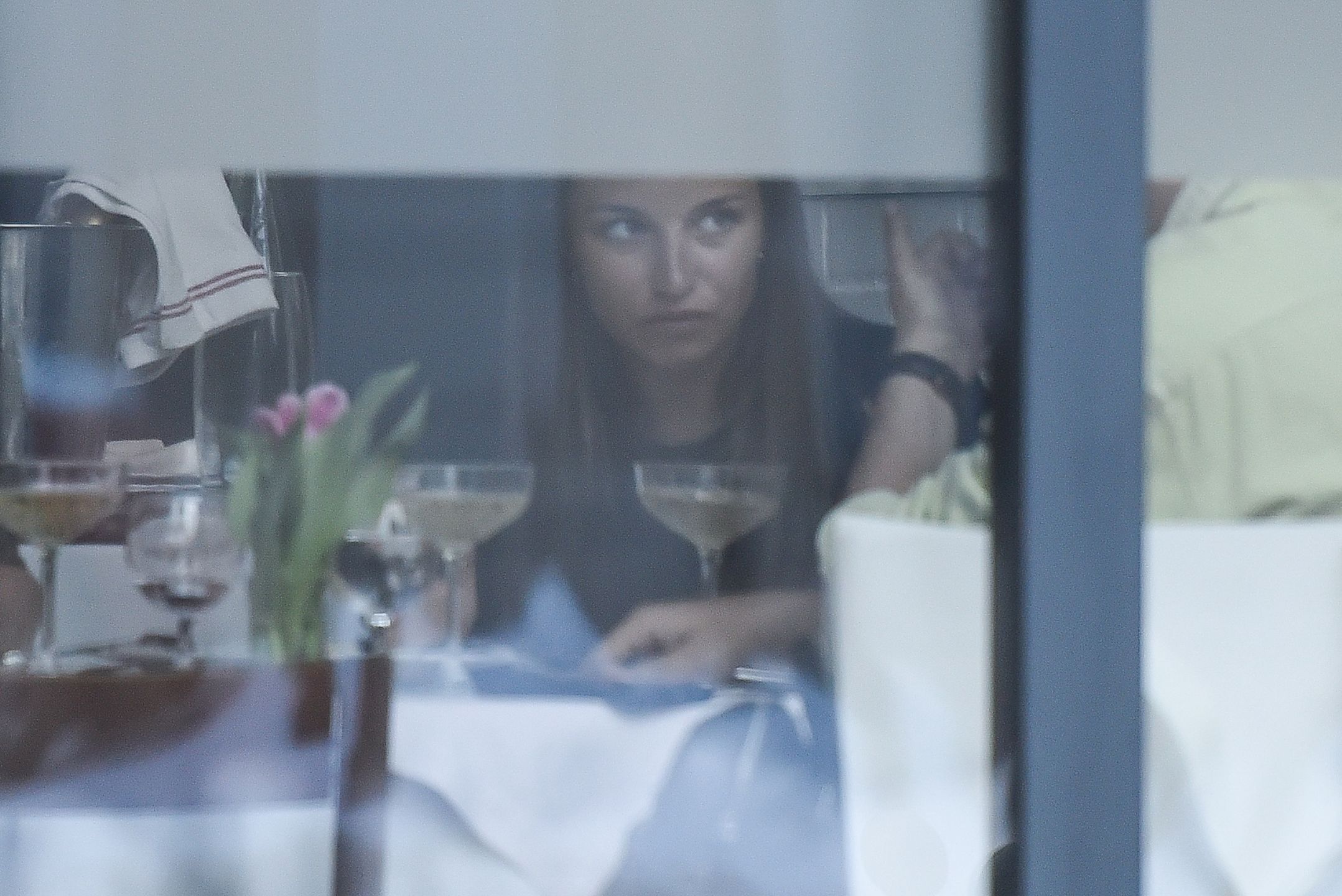 Julia Wieniawa sączy drinka