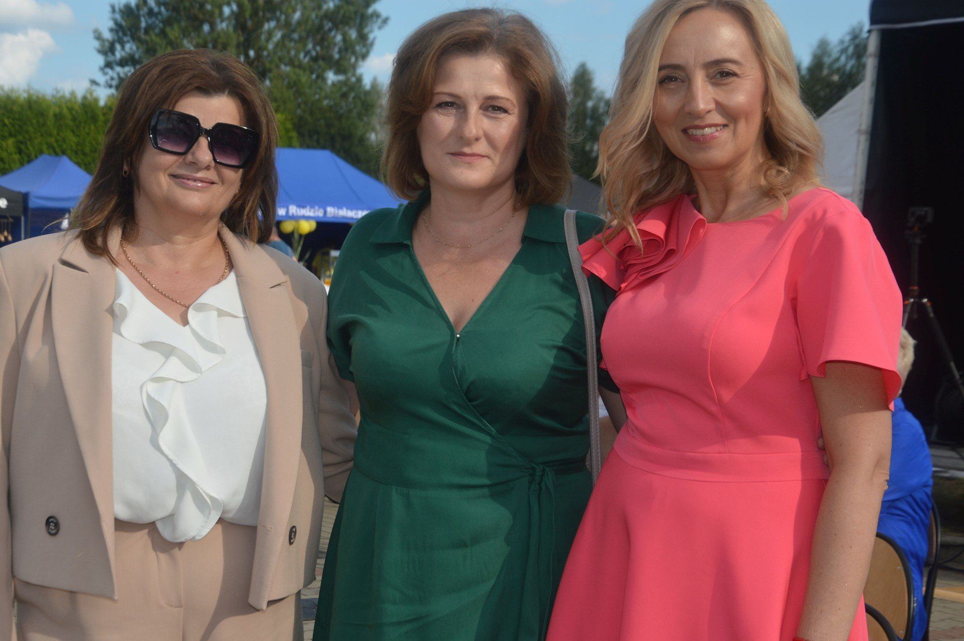 Goście na Dniach Gowarczowa. Była skarbnik powiatu koneckiego, obecnie skarbnik powiatu kieleckiego Edyta Drążkiewicz w towarzystwie burmistrz Joanny Stołowskiej i wiceburmistrz Barbary Panek