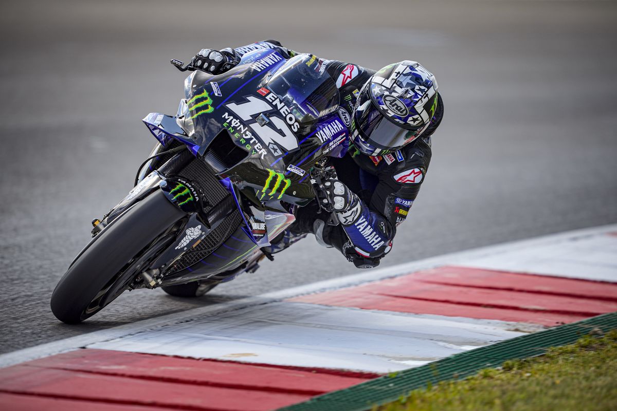 Maverick Vinales na wyścigowej yamasze YZR-M1 