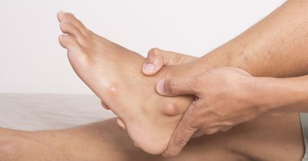 Objawy wysokiego cholesterolu widoczne na nogach