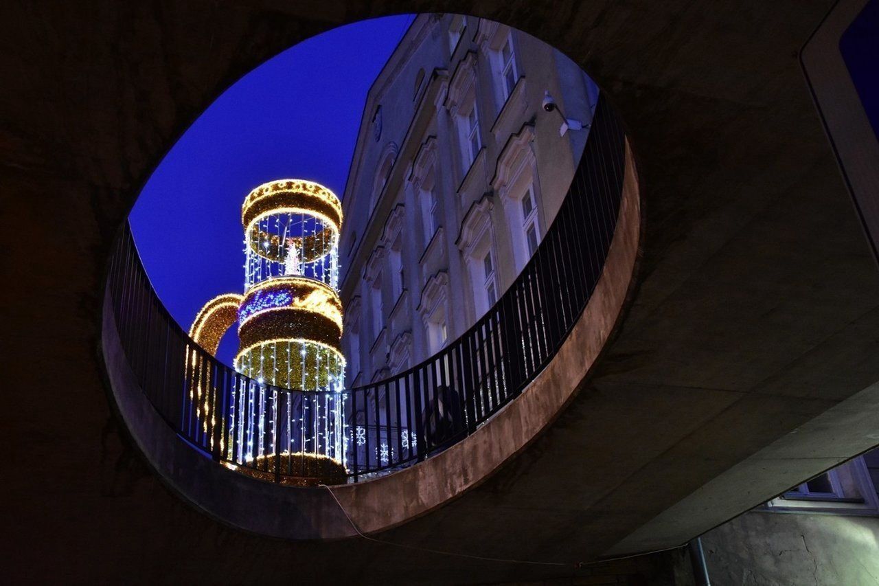 Gorlice: Na rynku zrobiło się świątecznie. Są światełka i choinka