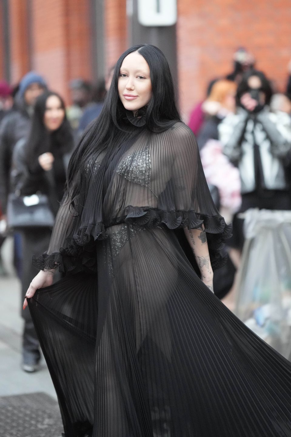 Noah Cyrus na pokazie mody w Paryżu