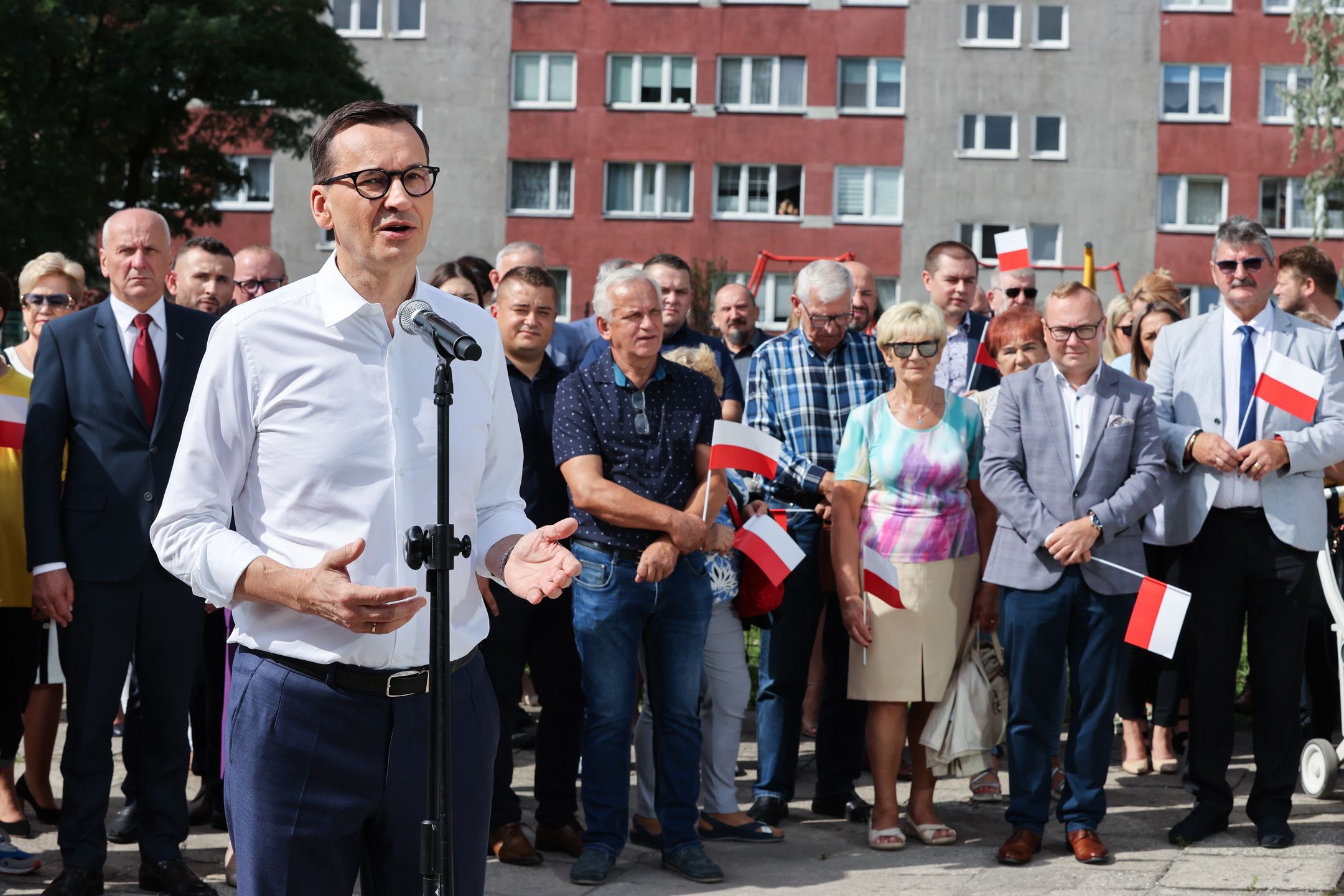 Tomaszów Mazowiecki, 04.09.2023. Premier Mateusz Morawiecki (L) podczas konferencji prasowej na osiedlu Niebrów w Tomaszowie Mazowieckim, 4 bm. Konferencja dot. nowego programu PiS "Przyjazne Osiedle", obejmującego kompleksową modernizację bloków z wielkiej płyty. (jm) PAP/Marian Zubrzycki